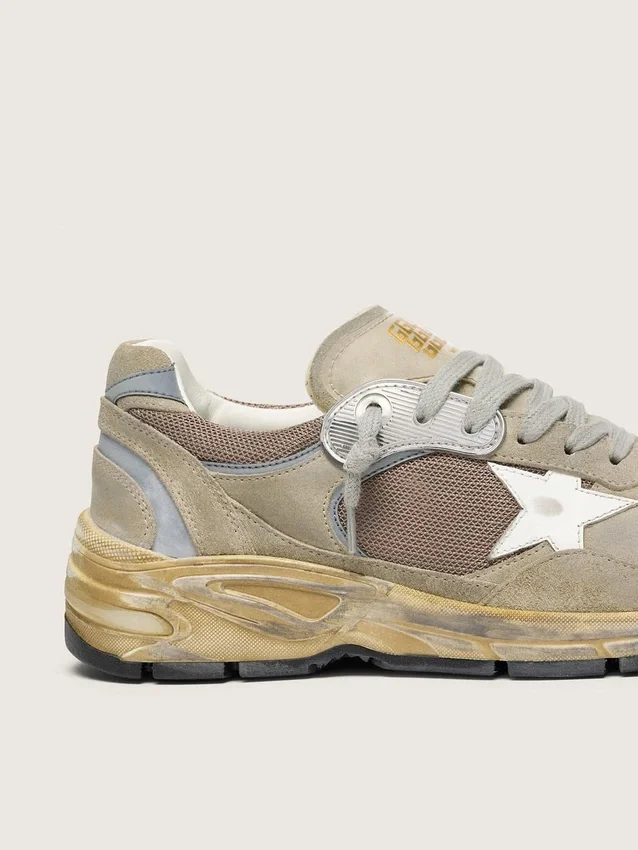 Dad-Star für Damen aus taubengrauem Wildleder und silbernem Mesh mit weißem Lederstern und Fersenlasche aus Wildleder