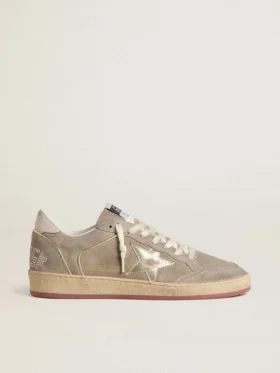 Damen-Ball Star aus beigem Wildleder mit goldmetallischem Lederstern und Perlenbeschriftung