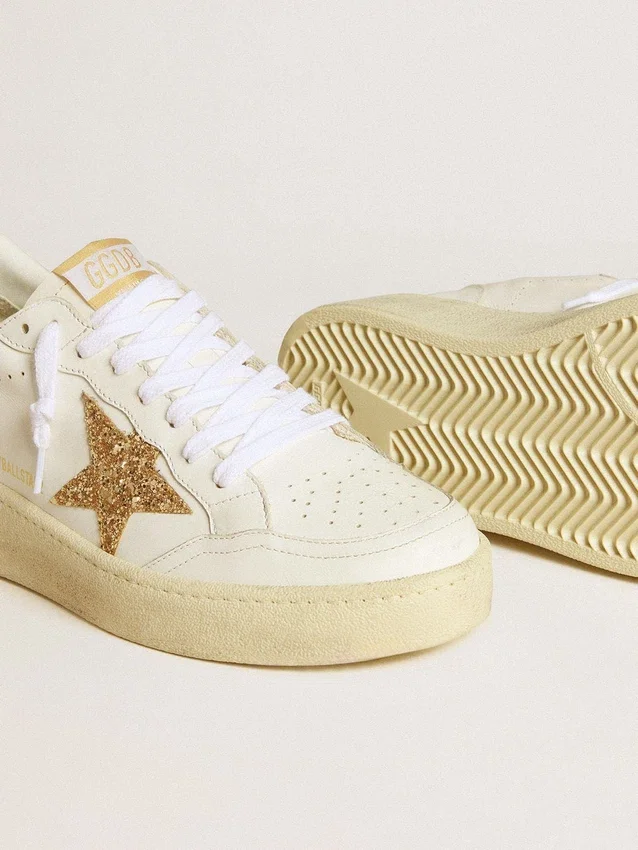 Damen-Ball Star aus weißem Leder mit goldenem Glitzerstern und schwarzer Glitzer-Fersenlasche