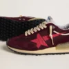 Herren-Marathon aus burgunderrotem Mesh und Wildleder mit aufgedrucktem rosa Stern