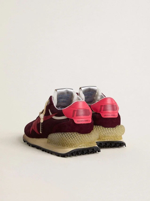 Herren-Marathon aus burgunderrotem Mesh und Wildleder mit aufgedrucktem rosa Stern