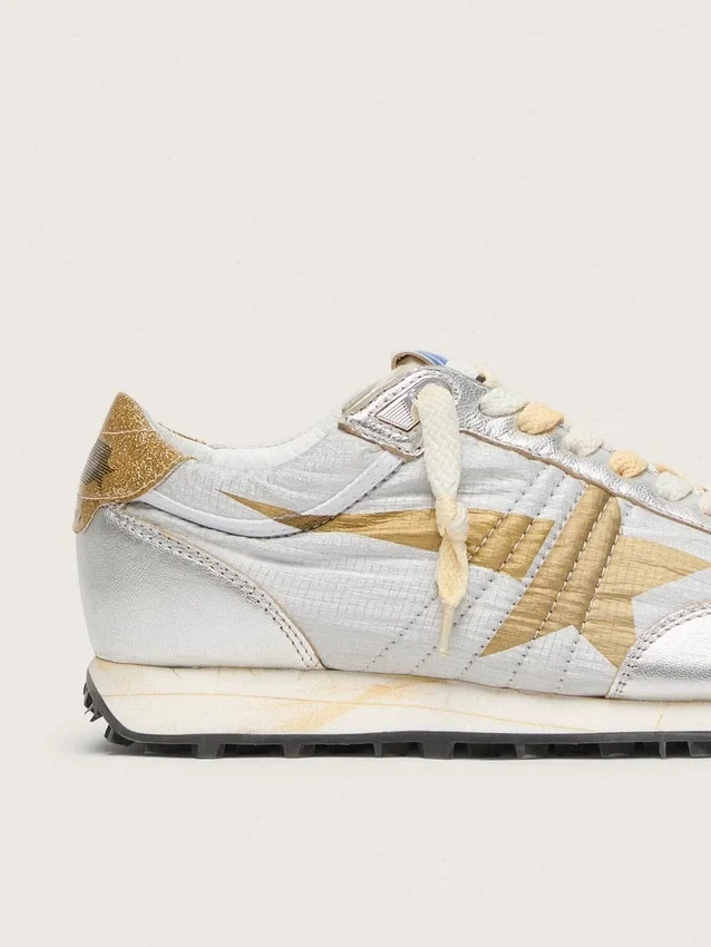 Damen-Marathon mit Obermaterial aus silbernem Ripstop-Nylon und goldenem Stern