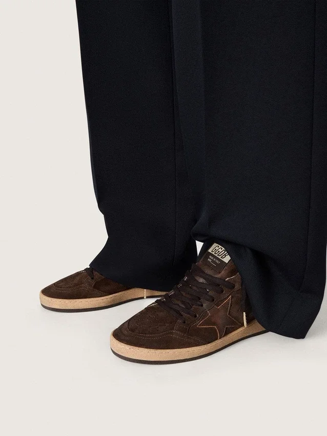Damen-Modell „Ball Star“ aus braunem Wildleder mit braunem Lederstern und Fersenlasche