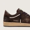 Damen-Modell „Ball Star“ aus braunem Wildleder mit braunem Lederstern und Fersenlasche
