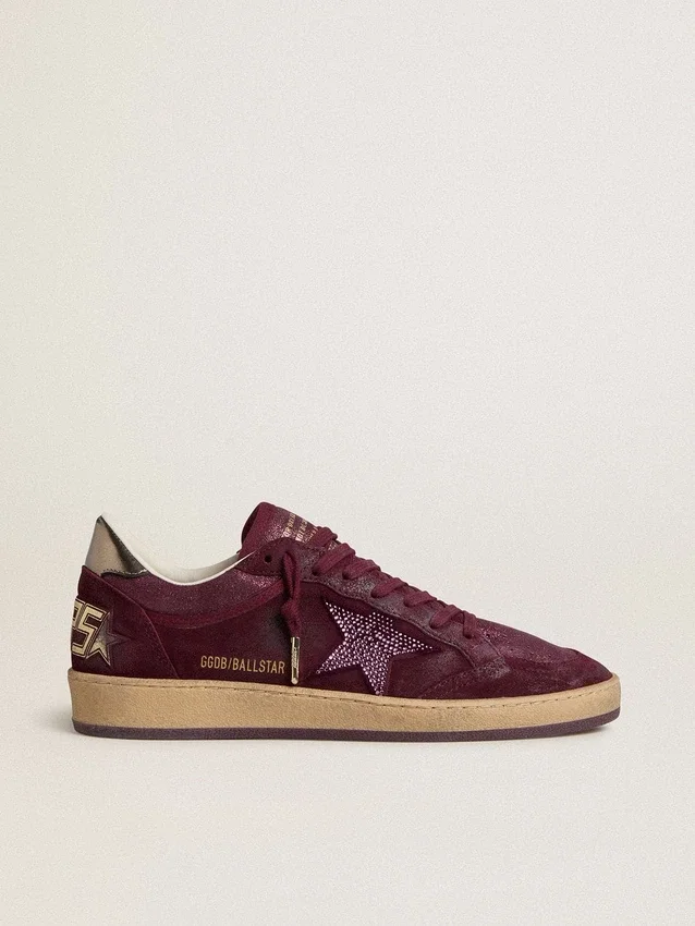 Damen-Modell „Ball Star“ aus burgunderrotem Wildleder mit Kristallstern und Fersenlasche aus Metallic-Leder