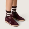Damen-Modell „Ball Star“ aus burgunderrotem Wildleder mit Kristallstern und Fersenlasche aus Metallic-Leder