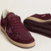Damen-Modell „Ball Star“ aus burgunderrotem Wildleder mit Kristallstern und Fersenlasche aus Metallic-Leder