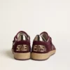 Damen-Modell „Ball Star“ aus burgunderrotem Wildleder mit Kristallstern und Fersenlasche aus Metallic-Leder