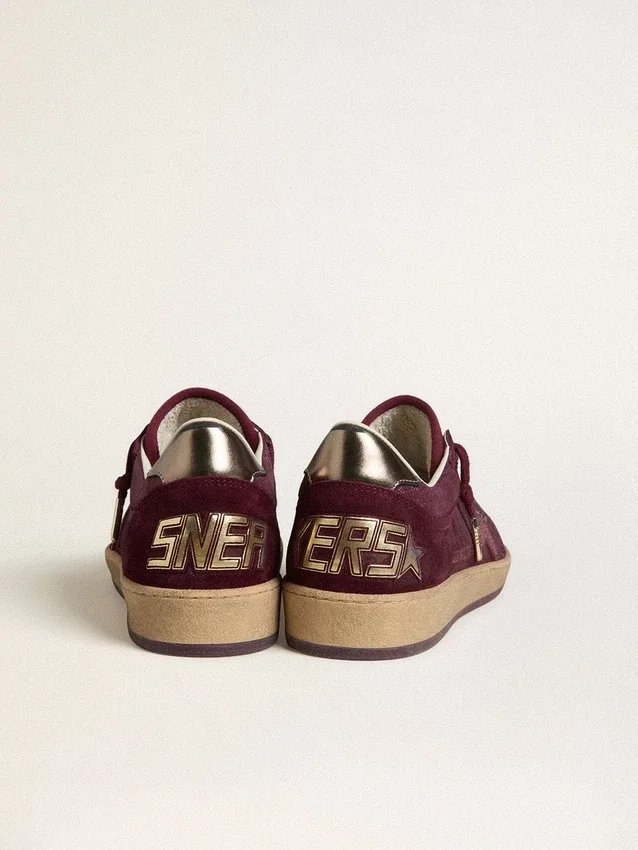 Damen-Modell „Ball Star“ aus burgunderrotem Wildleder mit Kristallstern und Fersenlasche aus Metallic-Leder