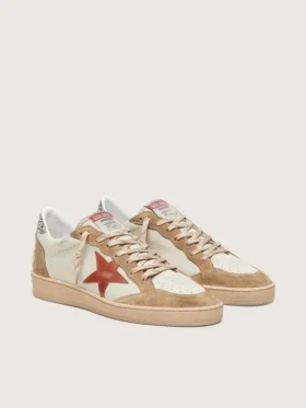 Damen-Modell „Ball Star“ aus cremefarbenem Leder mit ziegelrotem Lederstern und Wildledereinsätzen