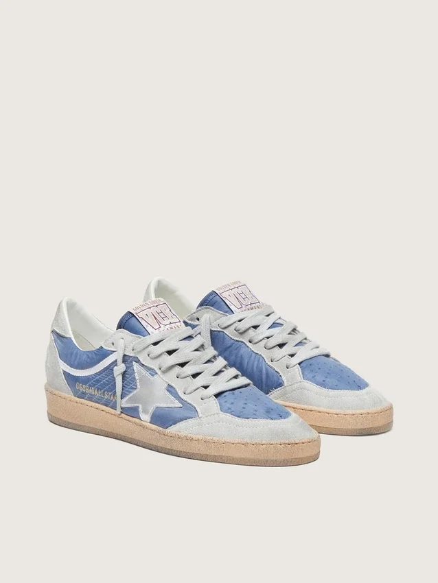 Damen-Modell „Ball Star“ aus denimblauem Nylon mit hellgrauen Wildledereinsätzen und einem Stern aus metallisch-silbernem Leder