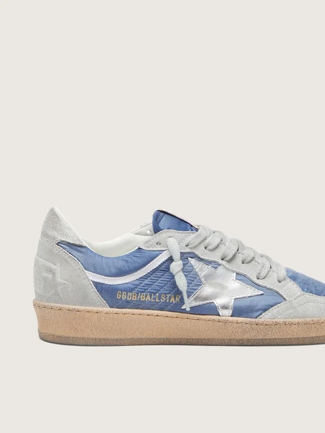 Damen-Modell „Ball Star“ aus denimblauem Nylon mit hellgrauen Wildledereinsätzen und einem Stern aus metallisch-silbernem Leder