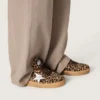 Damen-Modell „Ball Star“ aus Ponyleder mit Leopardenmuster, platinfarbenem Lederstern und weißer Lederlasche an der Ferse