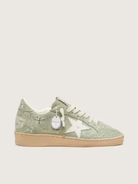 Damen-Modell „Ball Star“ aus salbeigrünem Wildleder mit weißem Lederstern und farblich abgestimmter Swarovski-Blumenstickerei