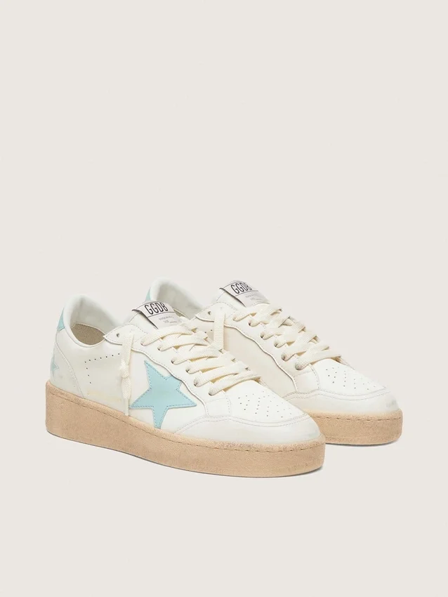 Damen-Modell „Ball Star“ aus weißem Leder mit hellblauem Stern