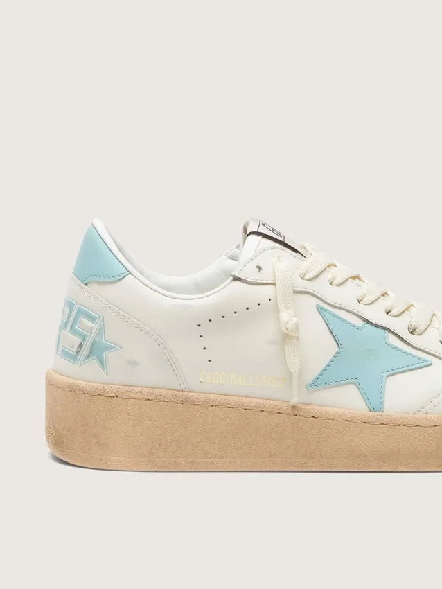 Damen-Modell „Ball Star“ aus weißem Leder mit hellblauem Stern