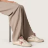 Damen-Modell „Ball Star LTD“ aus beigem Leder mit rosa Mesh-Stern und blauer Fersenlasche aus Leder