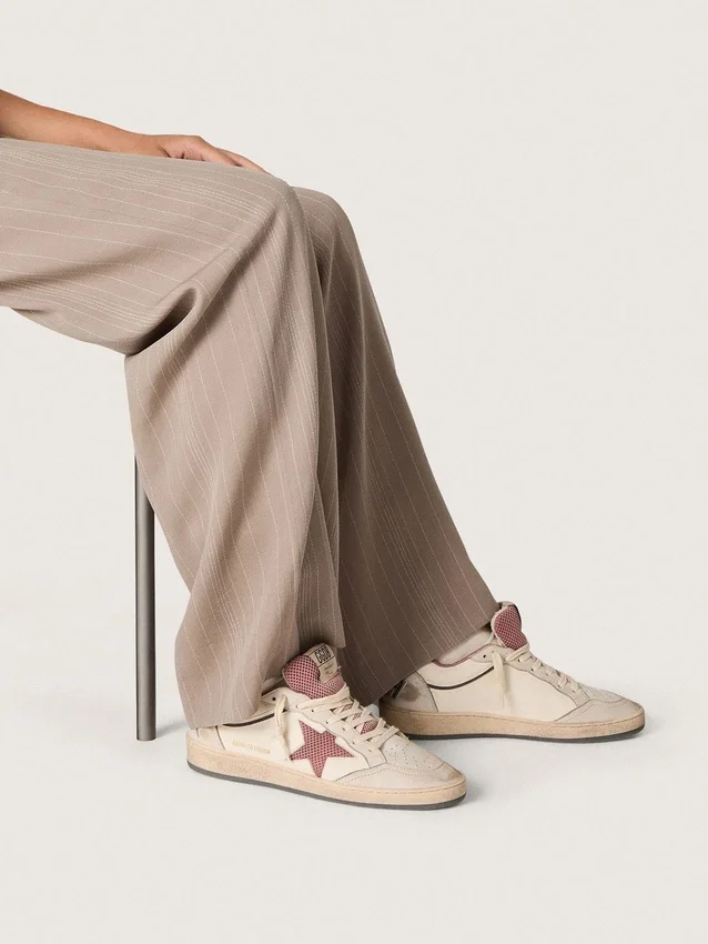 Damen-Modell „Ball Star LTD“ aus beigem Leder mit rosa Mesh-Stern und blauer Fersenlasche aus Leder