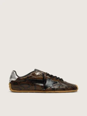 Damen-Modell „Marathon Speed“ aus Leder mit braunem Schlangenprint, schwarzem Stern und silberner Lederlasche an der Ferse