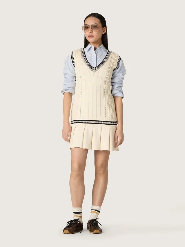 Damen-Modell „Marathon Speed“ aus Leder mit braunem Schlangenprint, schwarzem Stern und silberner Lederlasche an der Ferse