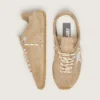 Damen-Modell „Marathon Speed“ mit Obermaterial aus tabakfarbenem Wildleder und silbernem Stern