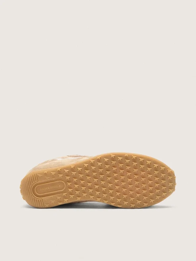 Damen-Modell „Marathon Speed“ mit Obermaterial aus tabakfarbenem Wildleder und silbernem Stern