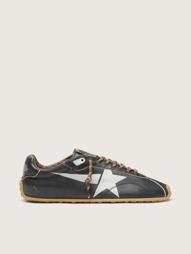 Herren-Sneaker „Marathon Speed“ mit schwarzem Lederobermaterial und silbernem Stern