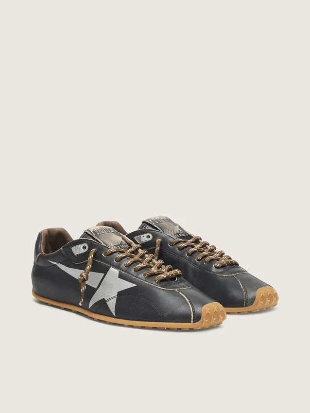 Herren-Sneaker „Marathon Speed“ mit schwarzem Lederobermaterial und silbernem Stern