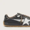 Herren-Sneaker „Marathon Speed“ mit schwarzem Lederobermaterial und silbernem Stern