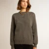 Damen-Pullover mit Rundhalsausschnitt aus dunkelgrauer Baumwolle mit Logo auf der Rückseite