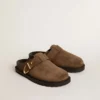 Damen-Sabot „Lucy“ aus taubengrauem Wildleder mit goldfarbener Metallschnalle