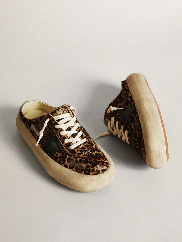 Damen-Sabot „Space-Star“ aus Ponyfell mit Leopardenmuster und schwarzem Stern