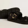 Damen-Sandale „Lucy“ aus glänzendem schwarzem Leder mit goldfarbener Metallschnalle