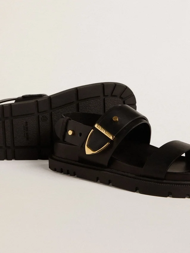 Damen-Sandale „Lucy“ aus glänzendem schwarzem Leder mit goldfarbener Metallschnalle