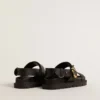 Damen-Sandale „Lucy“ aus glänzendem schwarzem Leder mit goldfarbener Metallschnalle