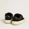 Damen-Schuh „Space-Star Cube“ aus schwarzem Wildleder mit perforiertem Stern