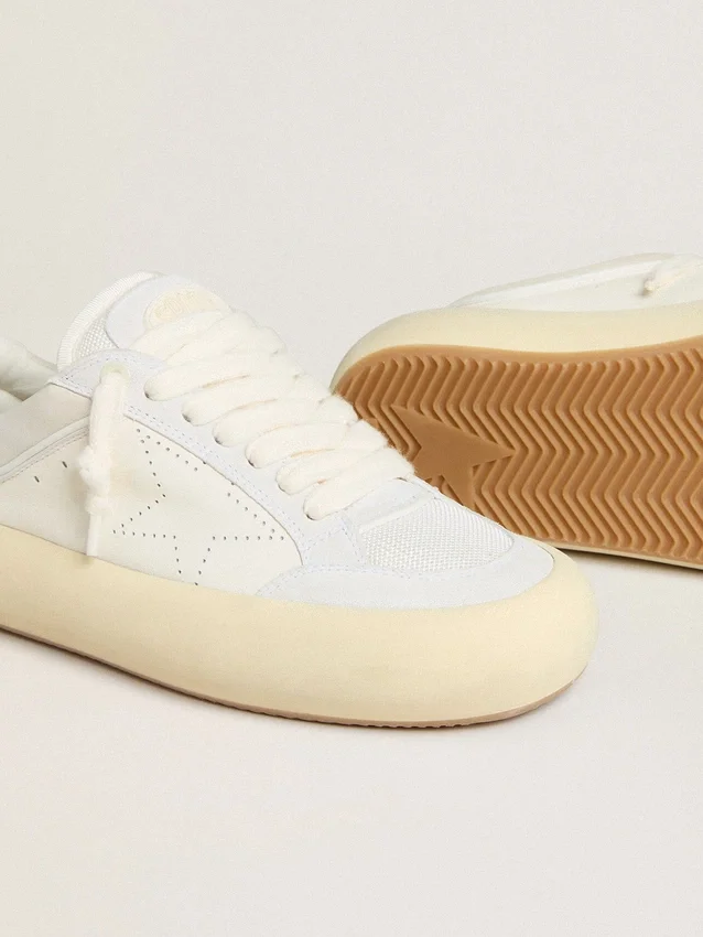 Damen-Schuh „Space-Star Cube“ aus weißem Leder mit perforiertem Stern