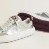Damen-Schuhe „Space-Star Cube“ aus eisgrauem und silbernem Leder mit burgunderroter Fersenlasche