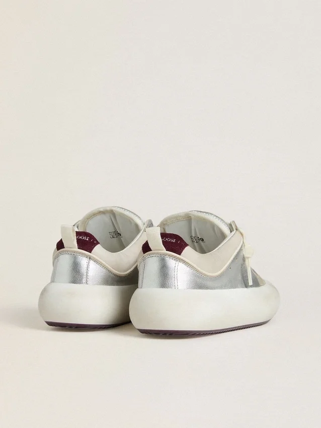 Damen-Schuhe „Space-Star Cube“ aus eisgrauem und silbernem Leder mit burgunderroter Fersenlasche