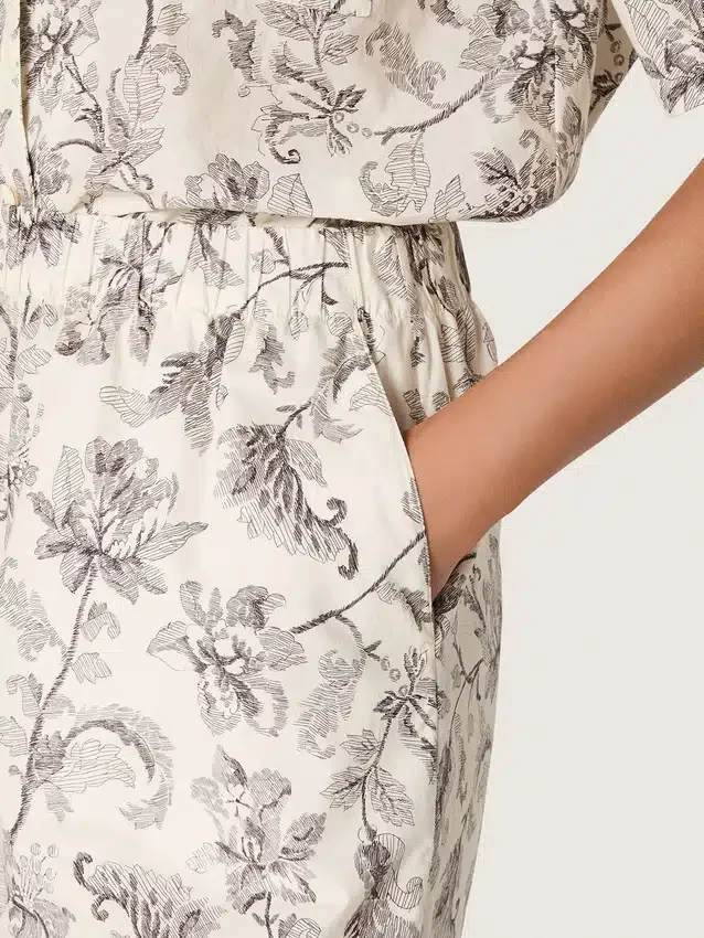 Damen-Shorts aus schwarz-weißem Baumwollpopeline mit Blumenprint