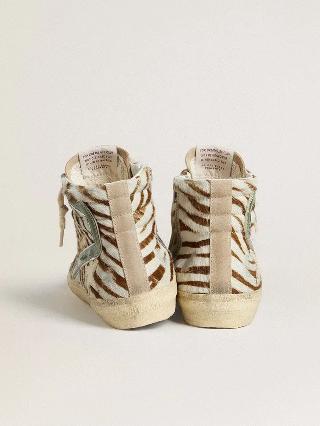 Damen-Slide aus Ponyfell mit Zebradruck und grünem Laminat-Leder-Einsatz