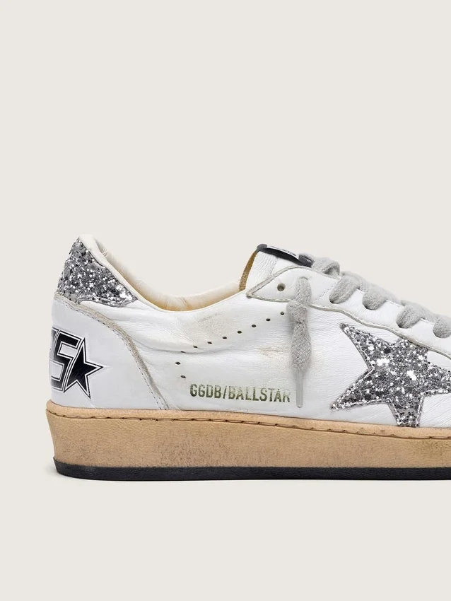 Damen-Sneaker „Ball Star“ aus Nappaleder mit silbernem Glitzerstern und Fersenlasche