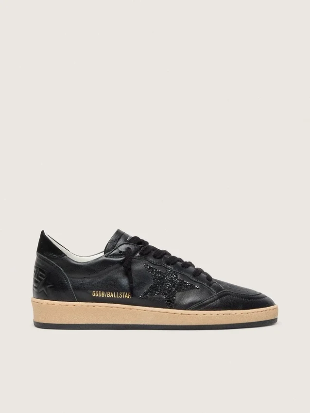 Damen-Sneaker „Ball Star“ aus schwarzem Nappaleder mit schwarzem Glitzerstern und Fersenlasche aus Wildleder