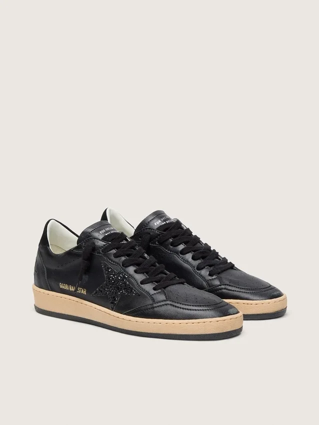 Damen-Sneaker „Ball Star“ aus schwarzem Nappaleder mit schwarzem Glitzerstern und Fersenlasche aus Wildleder