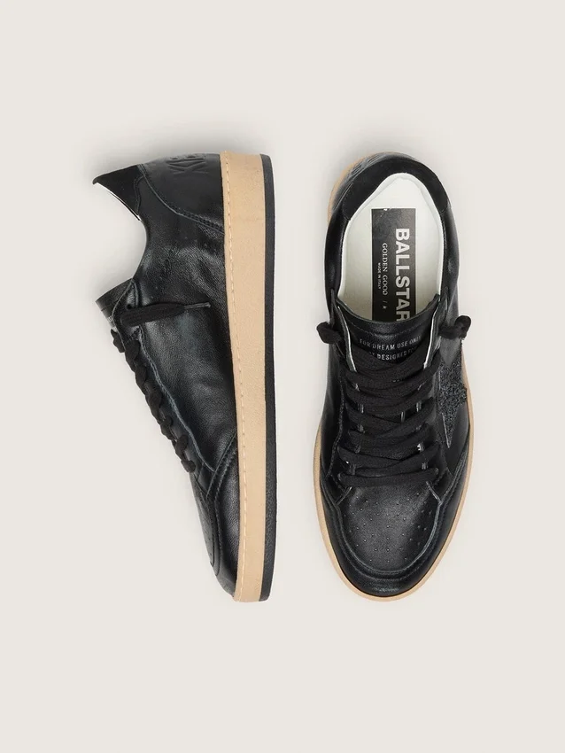 Damen-Sneaker „Ball Star“ aus schwarzem Nappaleder mit schwarzem Glitzerstern und Fersenlasche aus Wildleder