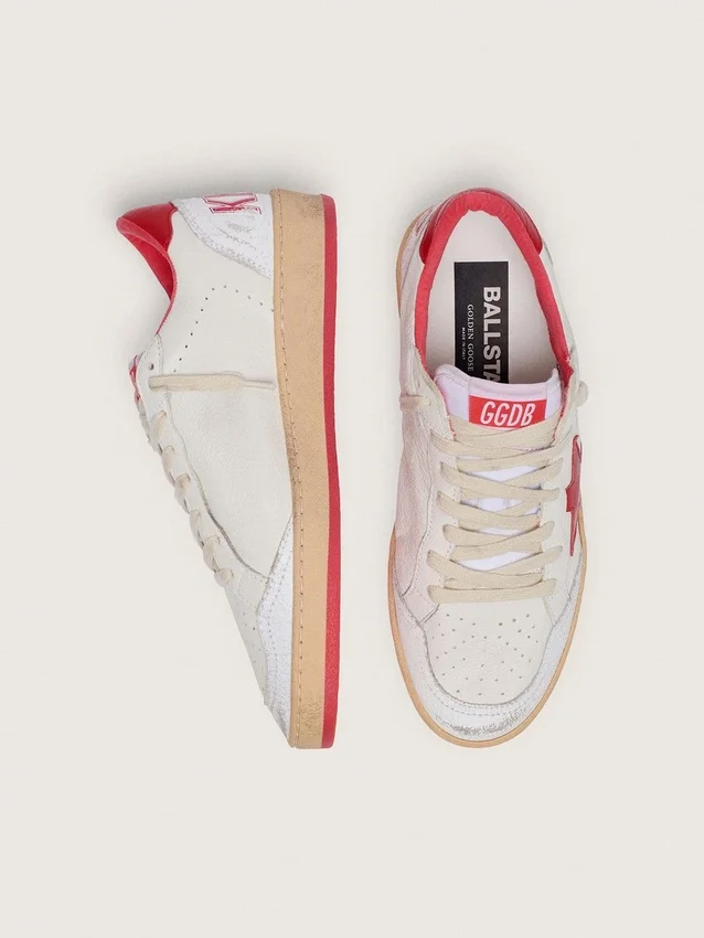Damen-Sneaker „Ball Star“ aus weißem Leder mit rotem Stern und Fersenlasche