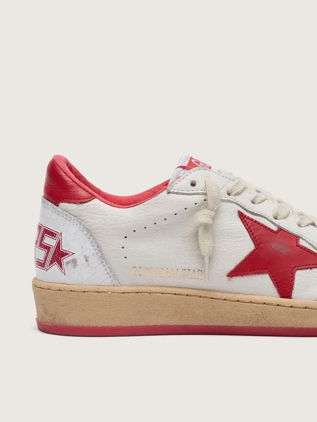 Damen-Sneaker „Ball Star“ aus weißem Leder mit rotem Stern und Fersenlasche