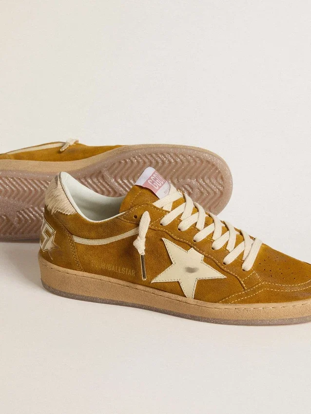 Damen-Sneaker „Ball Star“ aus Wildleder mit beigem Lederstern und Fersenlasche aus Ponyfell