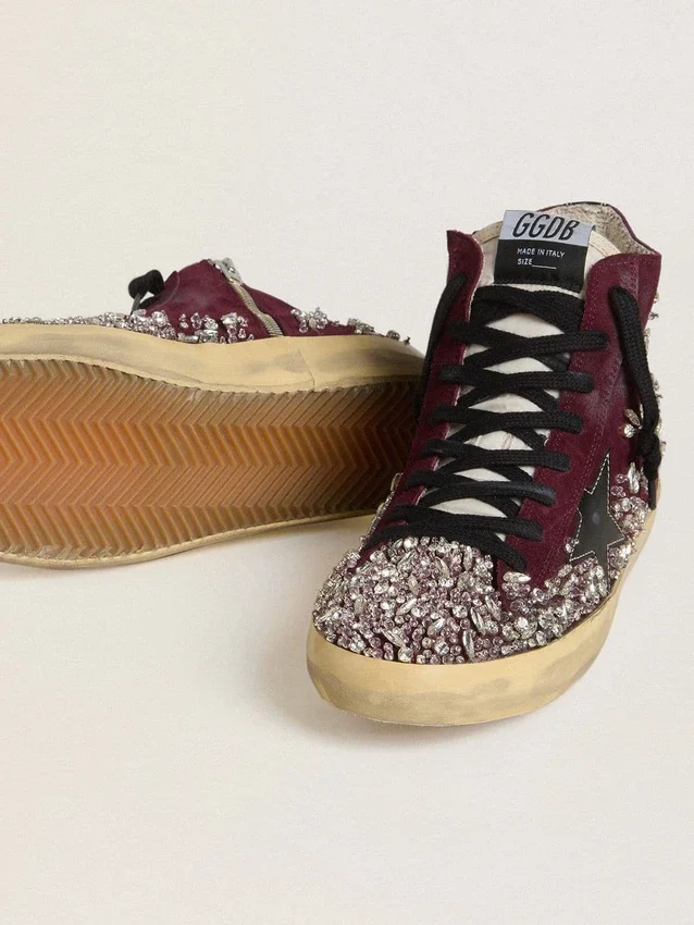 Damen-Sneaker „Francy LAB“ aus burgunderrotem Wildleder mit glänzendem schwarzem Lederstern und Strasssteinen
