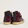 Damen-Sneaker „Francy LAB“ aus burgunderrotem Wildleder mit glänzendem schwarzem Lederstern und Strasssteinen